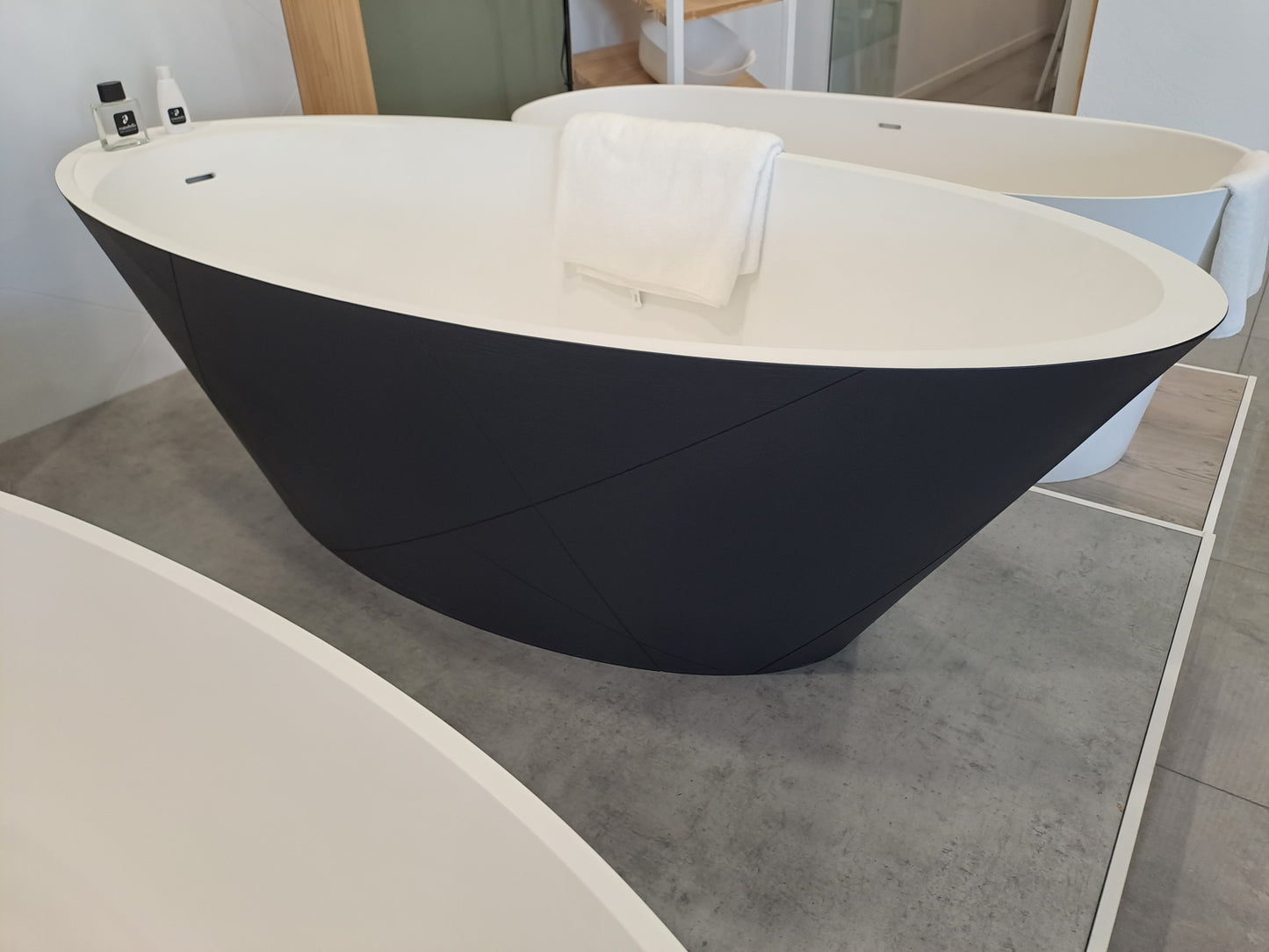 Acquabella Opal Quiz White Interior Black Exterior